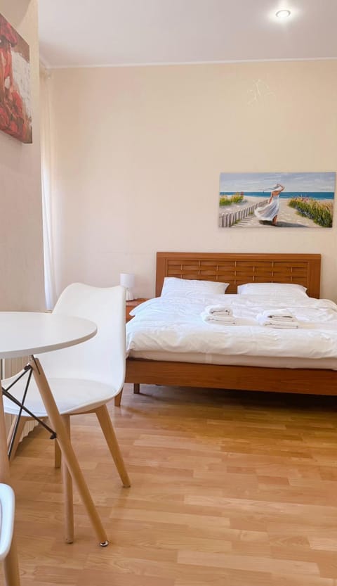 Bed, Photo of the whole room, Seating area, Bedroom