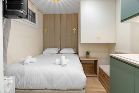 Bed, Kitchen or kitchenette, Photo of the whole room, towels
