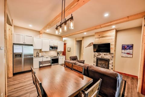 New creek side chateau guest suite! Booking for Ski Season NOW! With hot tub! Villa in Fraser