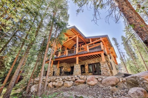 New creek side chateau guest suite! Booking for Ski Season NOW! With hot tub! Villa in Fraser