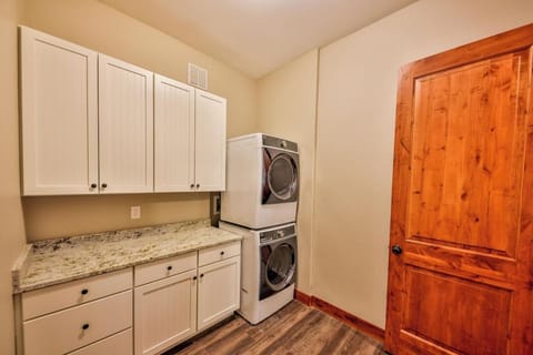 New creek side chateau guest suite! Booking for Ski Season NOW! With hot tub! Villa in Fraser