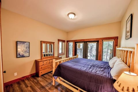New creek side chateau guest suite! Booking for Ski Season NOW! With hot tub! Villa in Fraser