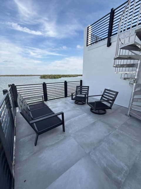 Icon on the bay- Panoramic views- Rooftop hot tub House in San Carlos Island