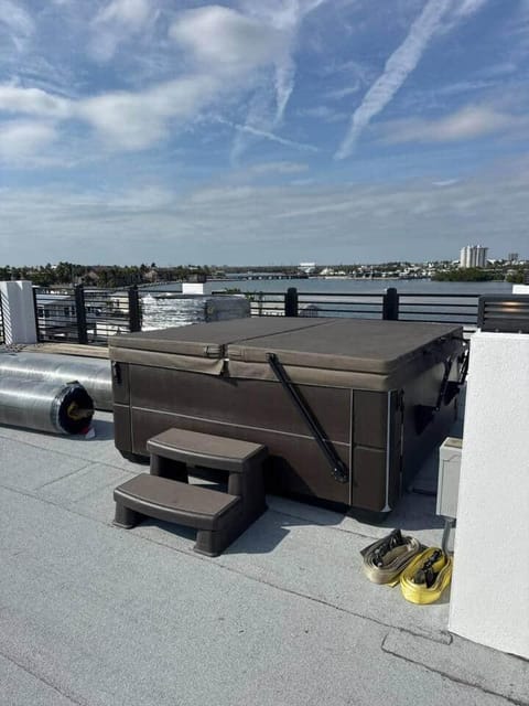 Icon on the bay- Panoramic views- Rooftop hot tub House in San Carlos Island