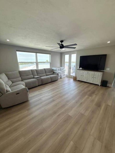 Icon on the bay- Panoramic views- Rooftop hot tub House in San Carlos Island