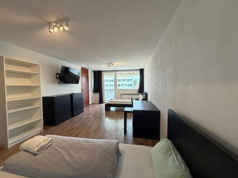 Bed, TV and multimedia, View (from property/room), Balcony/Terrace, Photo of the whole room, Seating area, Bedroom, heating, storage, towels