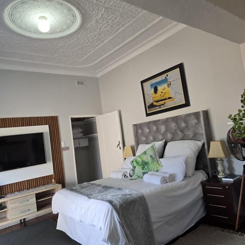 Property building, Bed, Photo of the whole room, Bedroom
