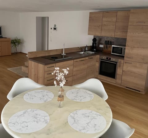 Kitchen or kitchenette, Dining area, microwave, stove