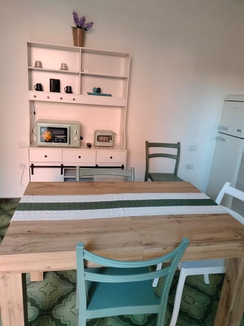 Coffee/tea facilities, Seating area, Dining area, microwave, air conditioner