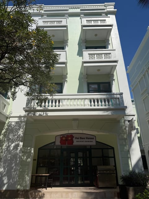 Property building, Facade/entrance, Day, Balcony/Terrace