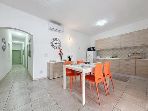 Kitchen or kitchenette, Decorative detail, Dining area