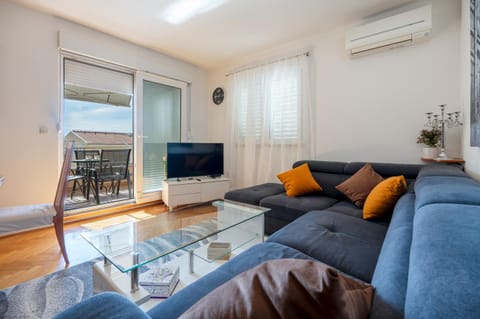 TV and multimedia, Living room, air conditioner