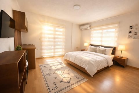 Communal lounge/ TV room, Bed, TV and multimedia, Photo of the whole room, Evening entertainment, Bedroom, air conditioner