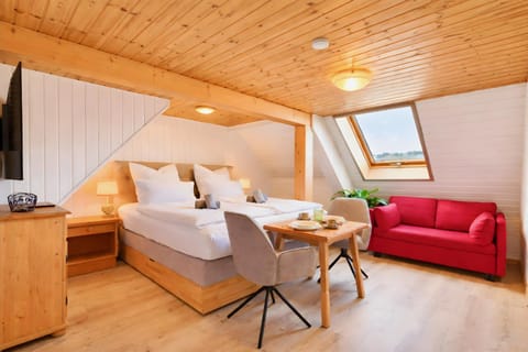Bed, TV and multimedia, Photo of the whole room, Seating area, Bedroom, towels