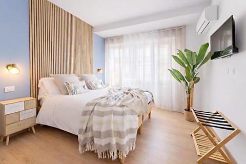 Bed, TV and multimedia, Photo of the whole room, Bedroom, towels