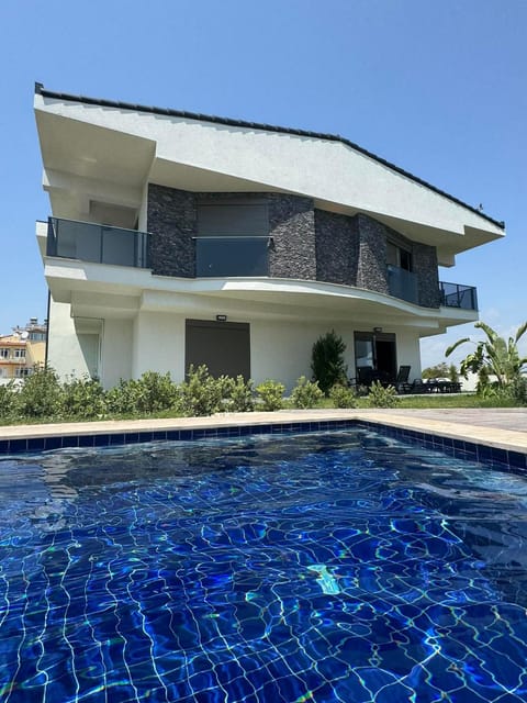 Property building, Garden, Swimming pool