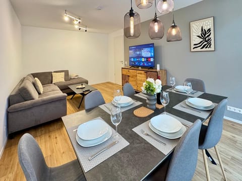 TV and multimedia, Living room, Seating area, Dining area, Evening entertainment