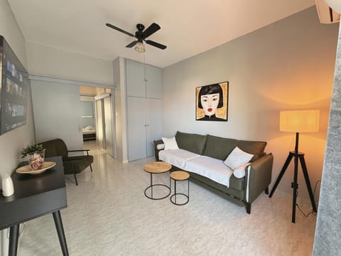 Bed, TV and multimedia, Living room, Photo of the whole room, Seating area, Bedroom