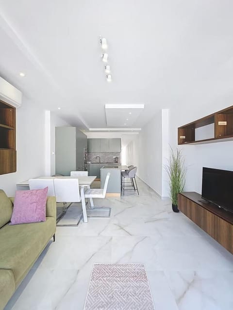 TV and multimedia, Kitchen or kitchenette, Living room, Seating area, Dining area
