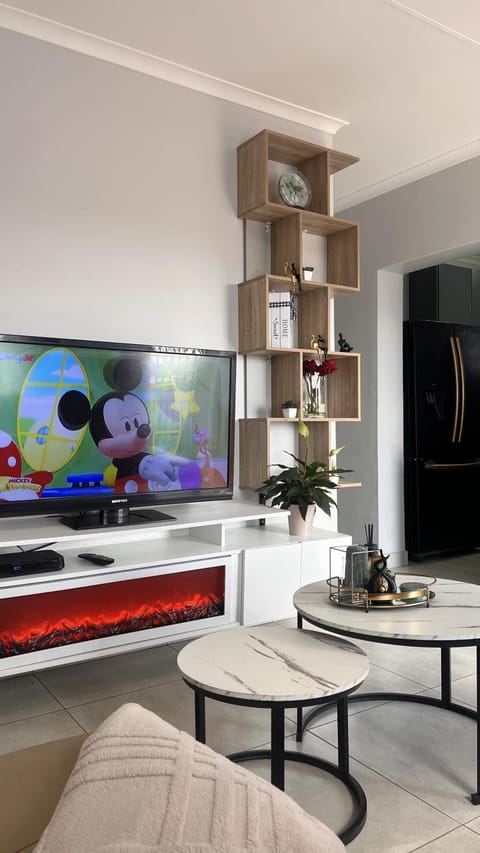 Communal lounge/ TV room, TV and multimedia, Seating area, Evening entertainment