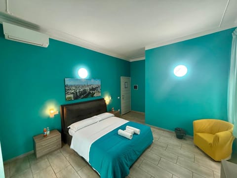 Bed, Seating area, towels