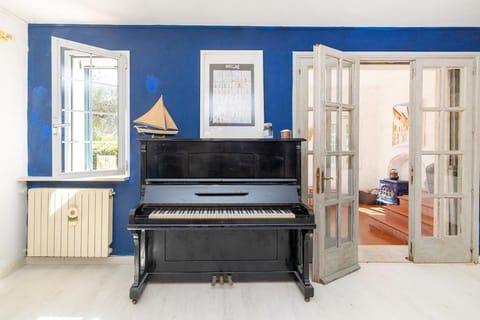 Living room, Entertainment
