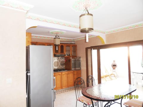 Kitchen or kitchenette, Dining area, pet friendly