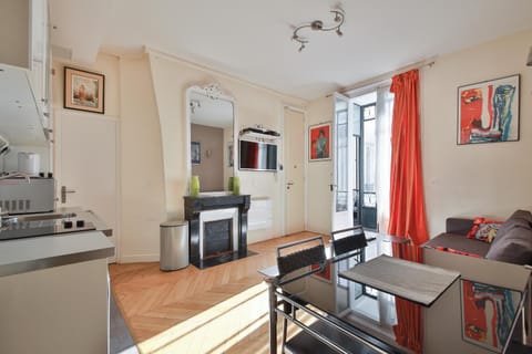 Kitchen or kitchenette, Living room, Seating area, Dining area, minibar, oven, stove