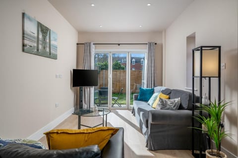 Communal lounge/ TV room, TV and multimedia, Living room, Seating area