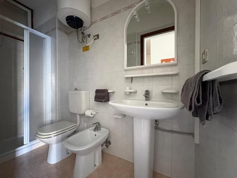 Shower, Toilet, Bathroom, bidet, towels