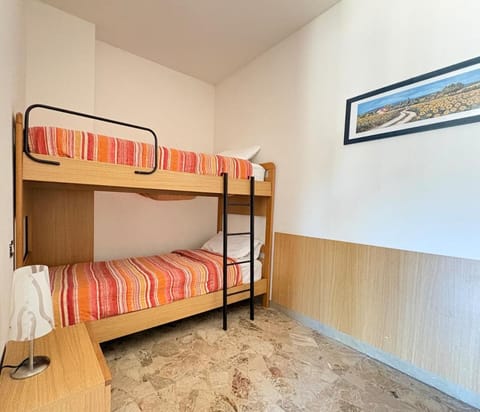 Photo of the whole room, Bedroom, bunk bed, towels