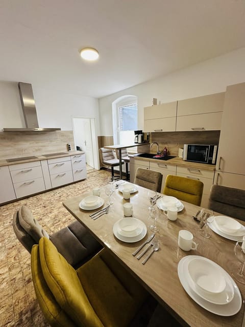 Coffee/tea facilities, Kitchen or kitchenette, Dining area, minibar, stove