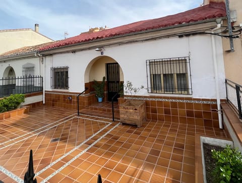 Property building, Facade/entrance, Garden, Balcony/Terrace