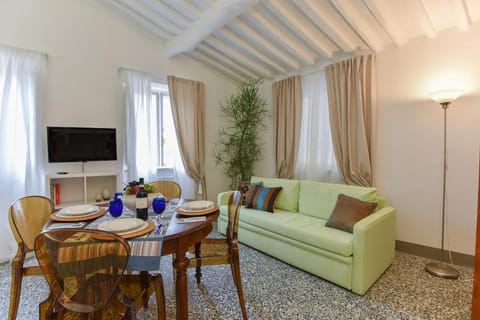 Communal lounge/ TV room, TV and multimedia, Living room, Seating area, Dining area
