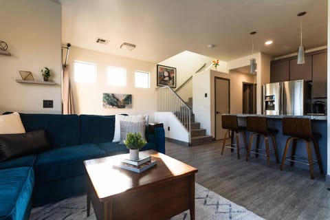 Kitchen or kitchenette, Living room, Seating area, Dining area