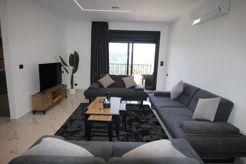 Communal lounge/ TV room, TV and multimedia, Living room, Seating area, Evening entertainment
