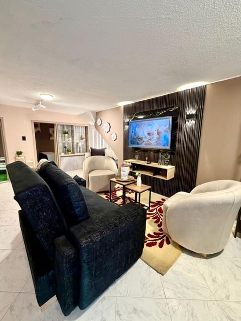 Communal lounge/ TV room, TV and multimedia, Living room, Seating area, Dining area, Evening entertainment