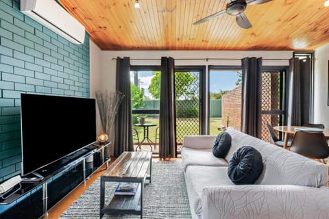 Communal lounge/ TV room, TV and multimedia, Living room, Seating area, Evening entertainment, air conditioner