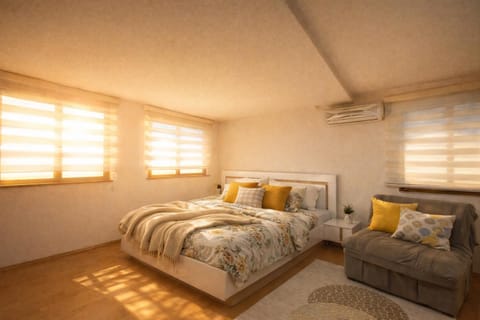 Bed, Living room, Photo of the whole room, Seating area, Bedroom, air conditioner