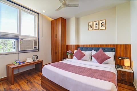 Bed, View (from property/room), Bedroom, City view