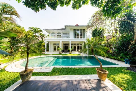 Property building, Banquet/Function facilities, Swimming pool, Family, Family