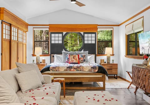 Bed, Decorative detail, Seating area, Bedroom