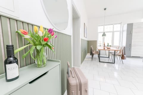 Seating area, Dining area