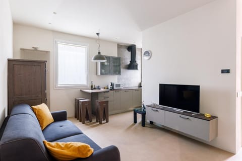 Communal lounge/ TV room, TV and multimedia, Kitchen or kitchenette, Living room, Seating area, Dining area, stove