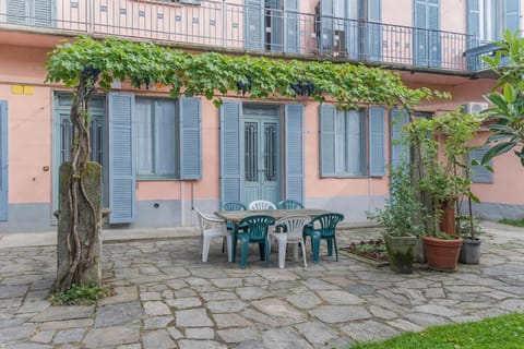 Property building, Patio, Spring, Day, Garden, Garden, Dining area, Garden view