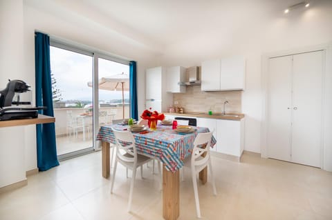 Kitchen or kitchenette, Dining area, oven