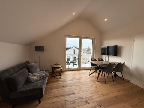 TV and multimedia, Living room, Seating area, Dining area