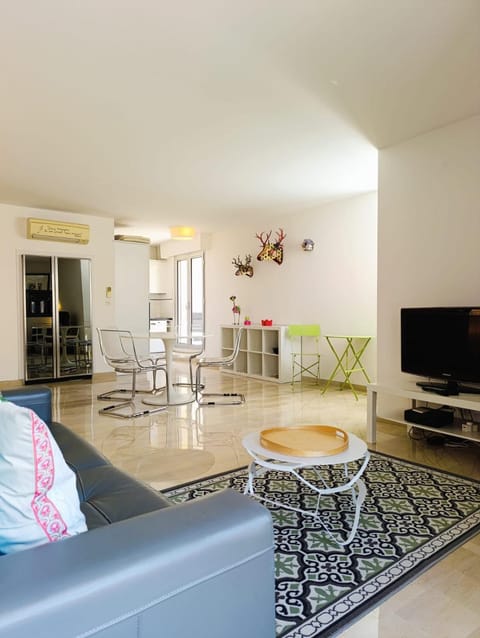 Communal lounge/ TV room, Dining area