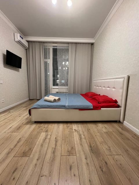 Bed, TV and multimedia, Photo of the whole room, Bedroom, towels, air conditioner