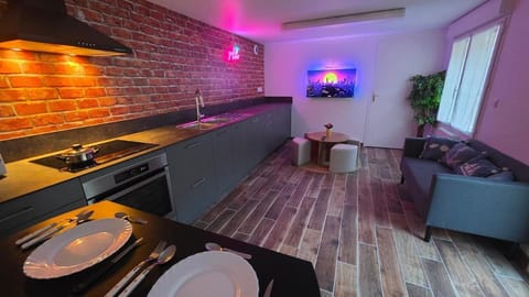 TV and multimedia, Kitchen or kitchenette, Living room, Seating area, Dining area
